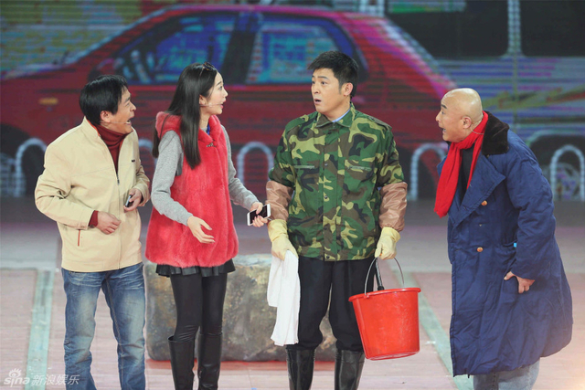 孙涛与《超级笑星》选手联袂表演小品