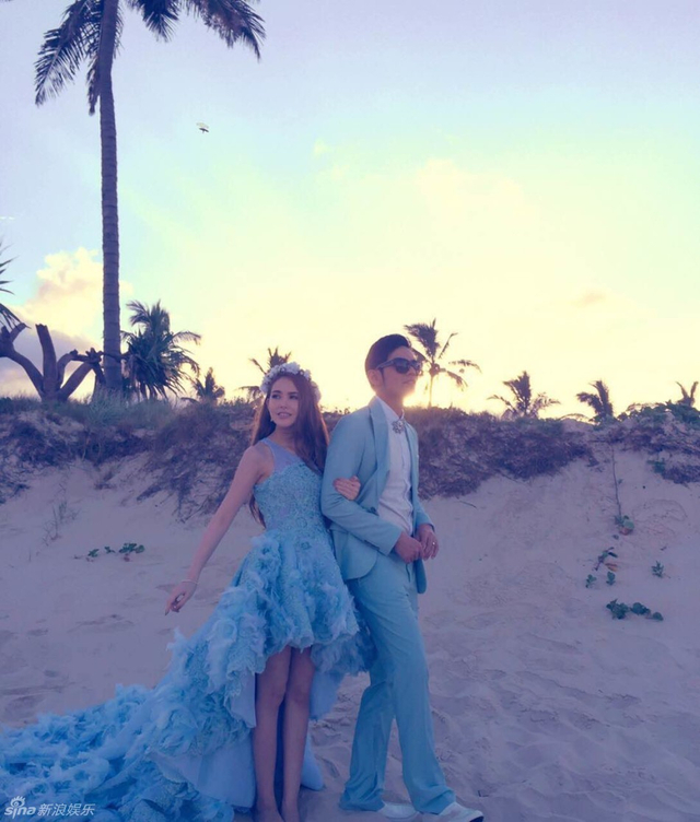 周杰伦昆凌挽手漫步