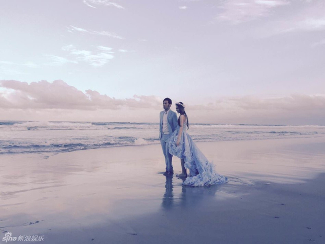海岸边恩爱留影