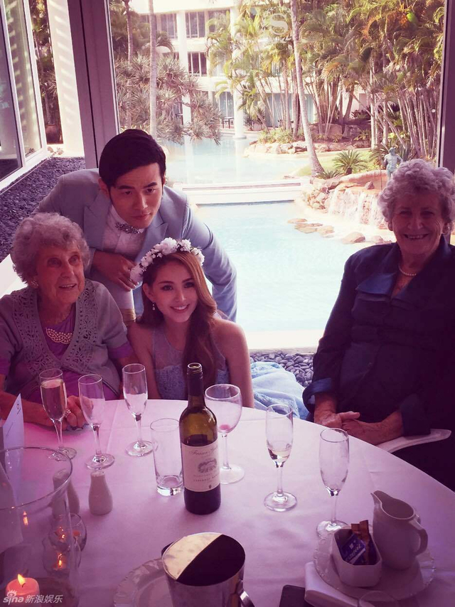 周董昆凌和家人合影
