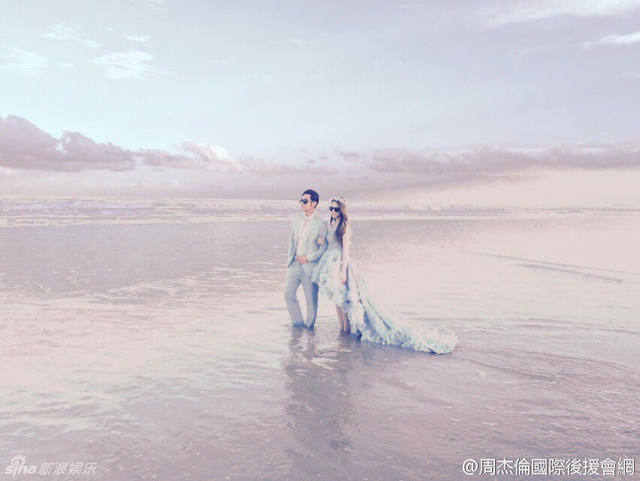 夫妻俩酷酷地戴着墨镜