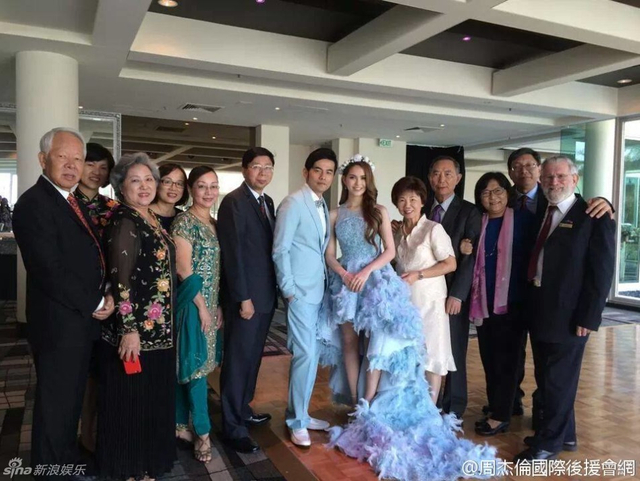 一对新人和宾客合影