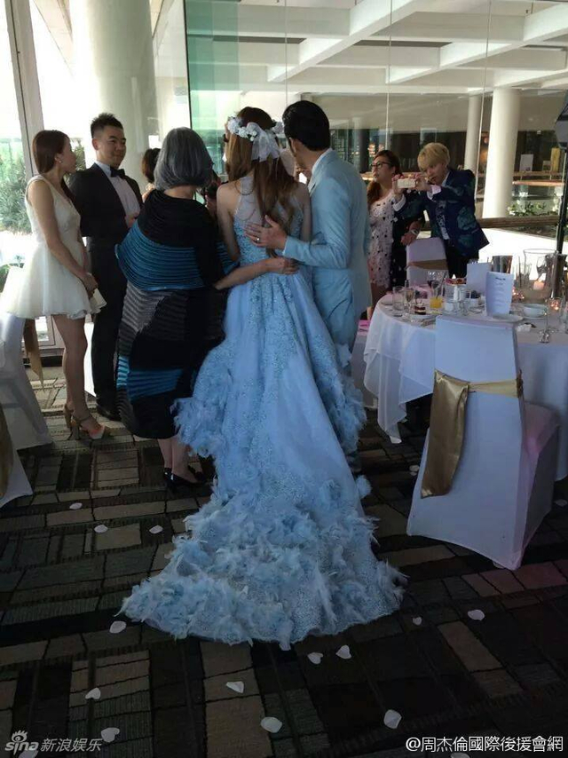 周杰伦和妈妈护着昆凌