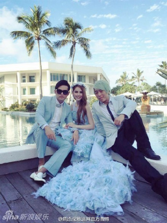 周杰伦、昆凌游池边浪漫留影