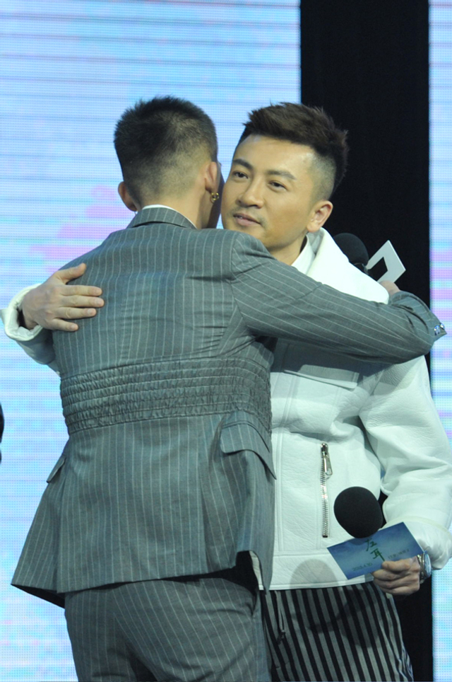 欧豪苏有朋拥抱