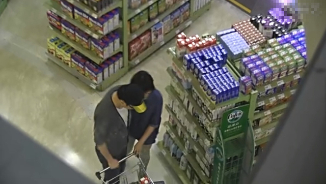 网曝陆川胡蝶领证 二人超市亲密搂腰被拍