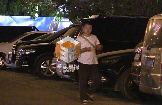 周冬雨与富二代同学度假被拍