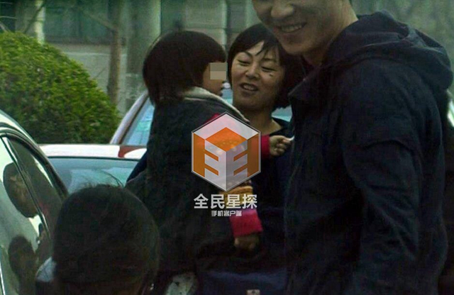 黄渤妻子接女儿放学