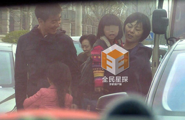 黄渤妻子接女儿放学
