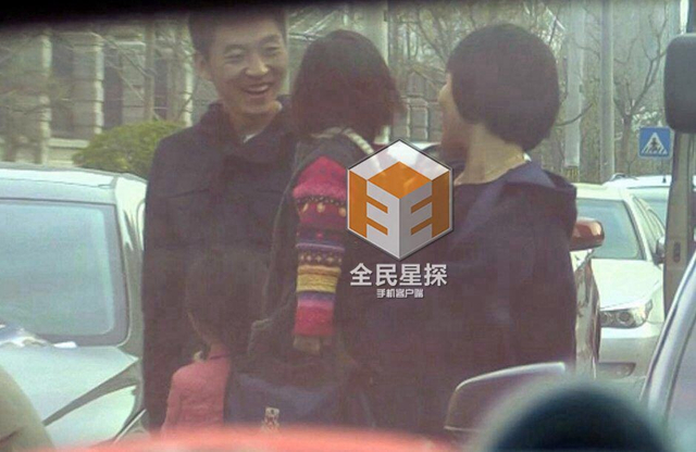 黄渤妻子接女儿放学