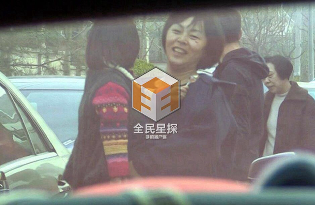 黄渤妻子接女儿放学