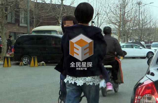 黄渤妻子接女儿放学