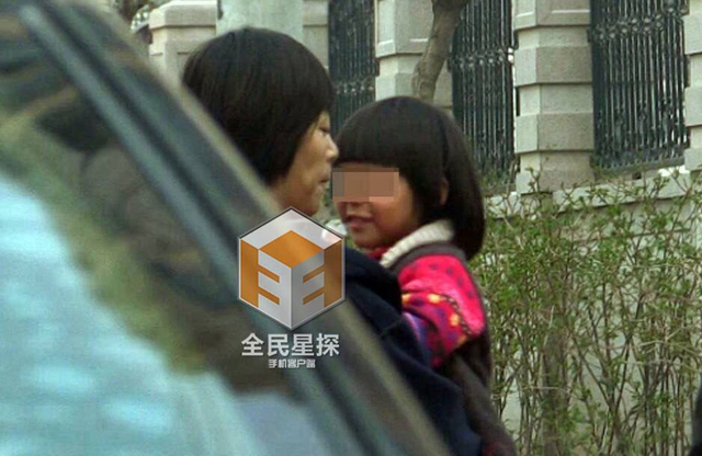 黄渤妻子接女儿放学
