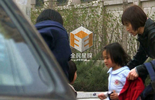 黄渤妻子接女儿放学