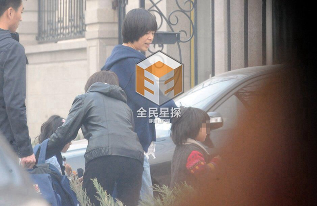 黄渤妻子接女儿放学