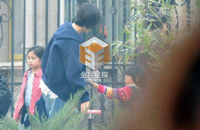 黄渤妻子接女儿放学