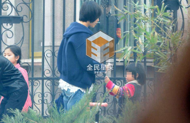 黄渤妻子接女儿放学