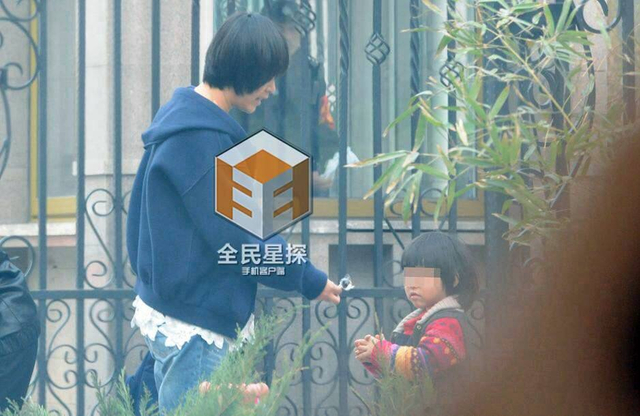 黄渤妻子接女儿放学