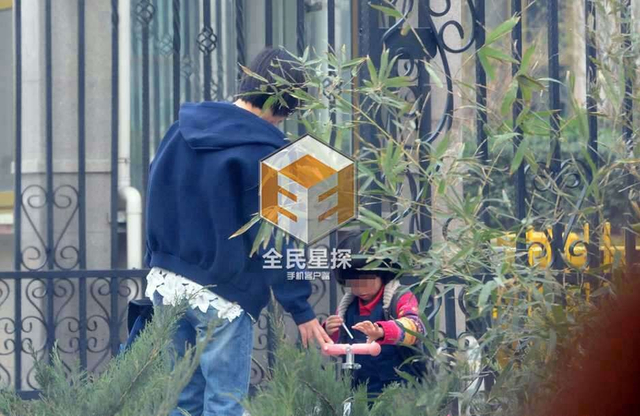 黄渤妻子接女儿放学