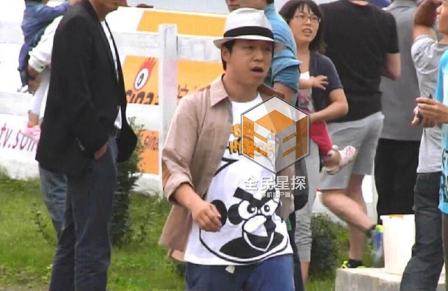 黄渤妻子接女儿放学
