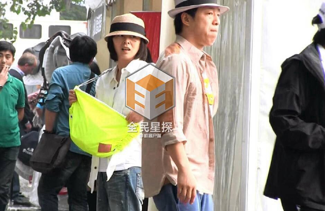 黄渤妻子接女儿放学