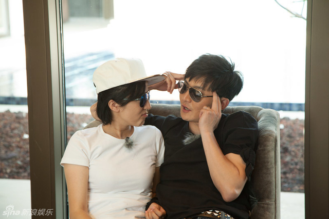 《出发吧爱情》开播 明星夫妻一路被虐