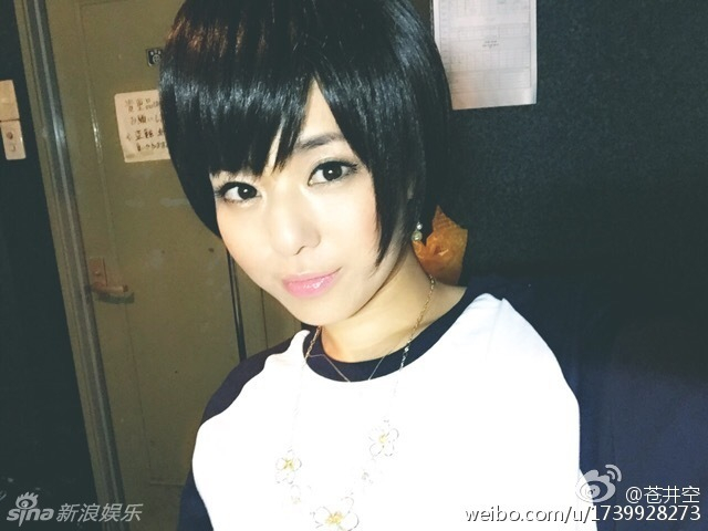 苍井空贴面膜卖萌短发俊俏显熟女姿色 新浪图片