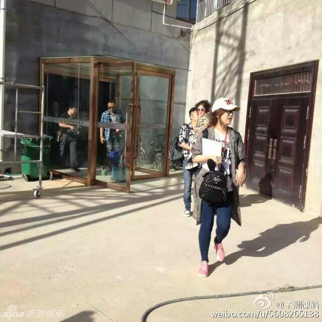 摄制组从宾馆前往拍摄地