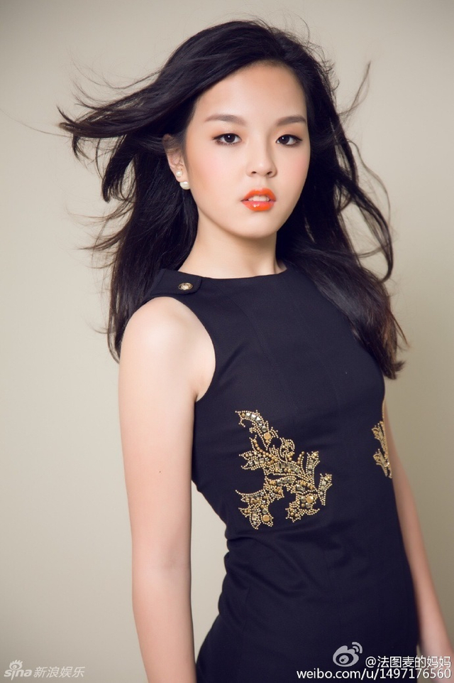 女儿法图麦13岁生日,19日晚哈文在微博晒出一组全家人拍写真的照片,并