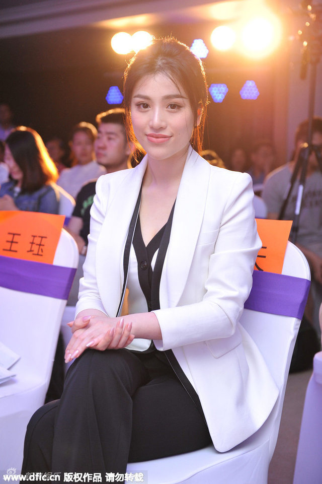 葛天笑对镜头