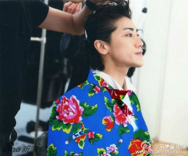 城里人真会玩 当日本明星遇上东北花棉袄 新浪图片