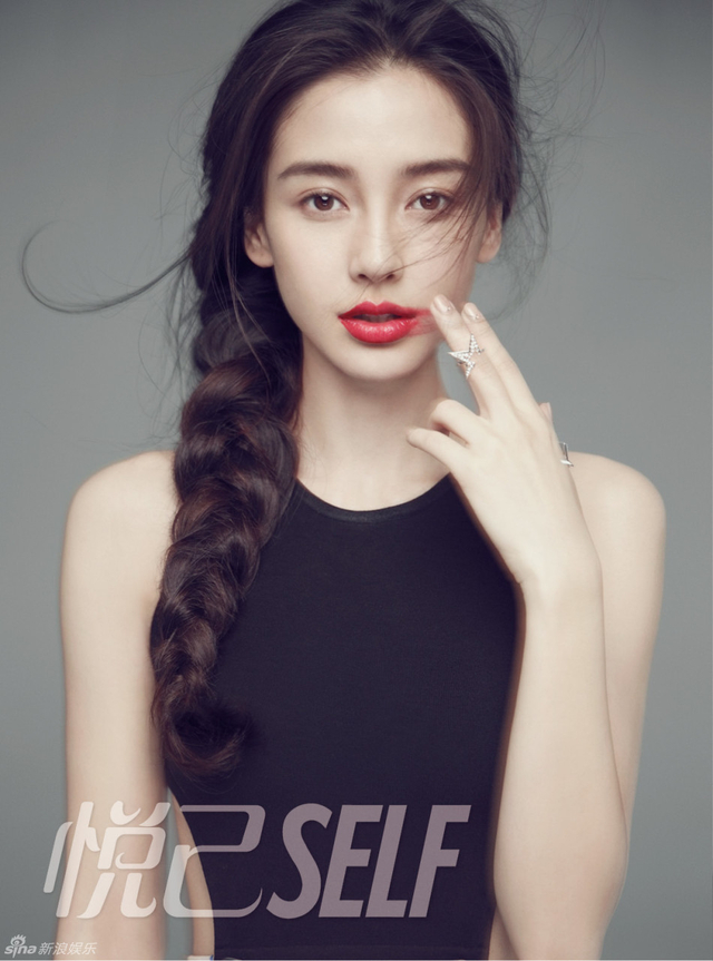 Angelababy秀性感事业线 麻花辫显少女心