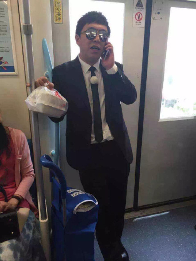 黄渤提盒饭打电话被当成外卖小哥