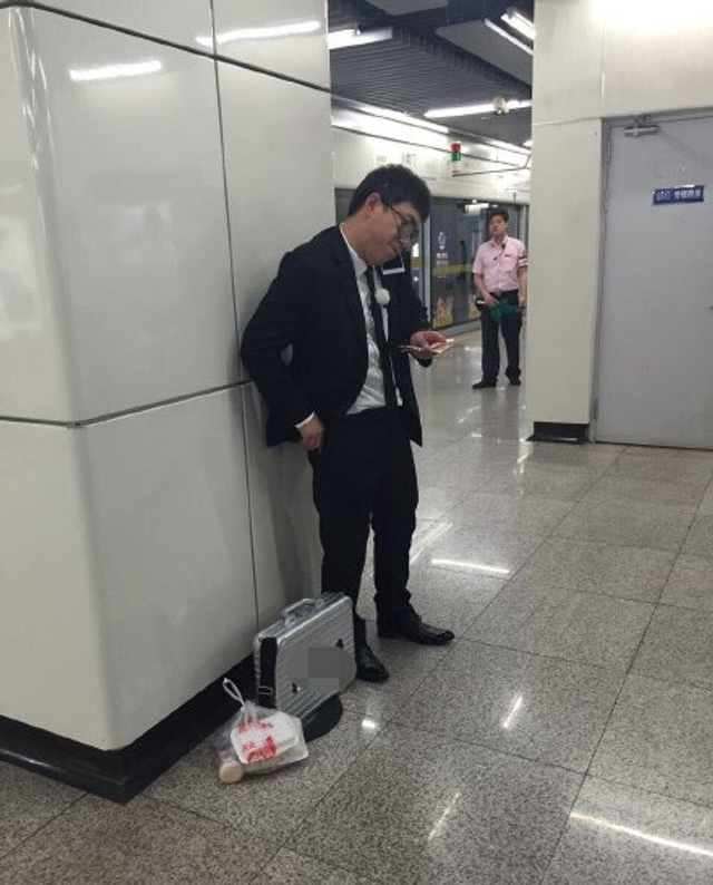 黄渤在地铁站打电话