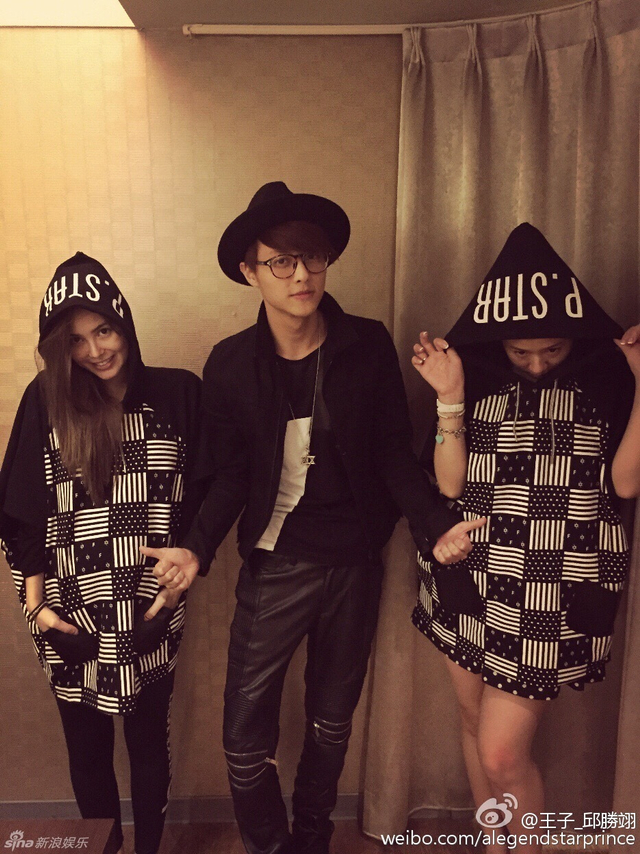 昆凌挺孕肚和王子等友人聚会