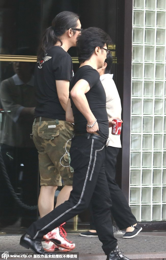 汪峰黑衣加身频整理 助理见偷拍怒指镜头