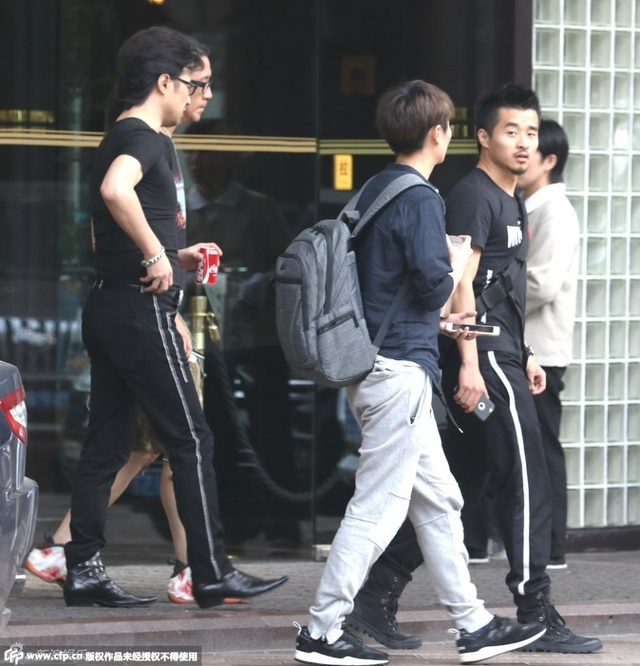 汪峰黑衣加身频整理 助理见偷拍怒指镜头