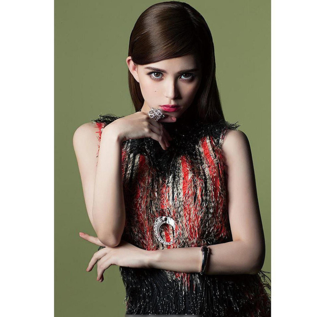 昆凌化浓妆拍大片