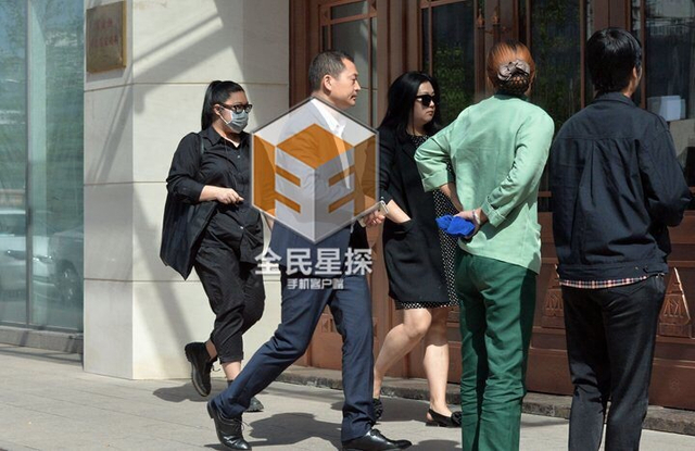 与带墨镜女士和高个头女孩进入研究所