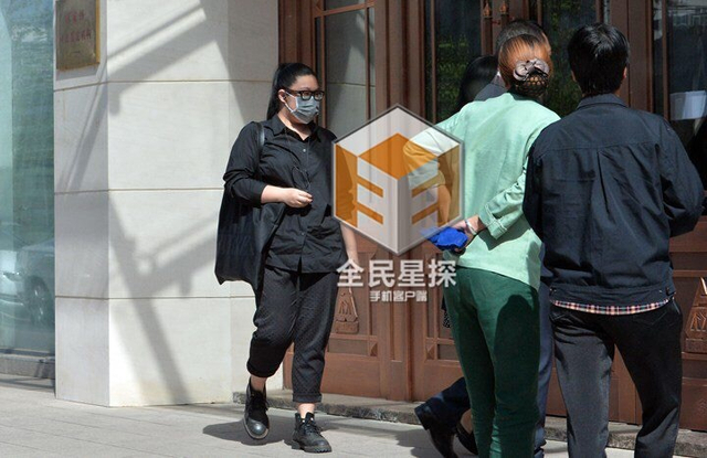 女孩戴着眼镜和口罩,大概十五六岁的样子