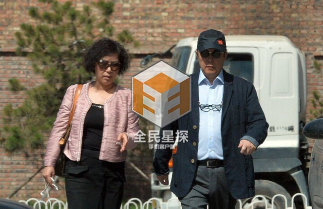 不久后张铁林驾车赶到