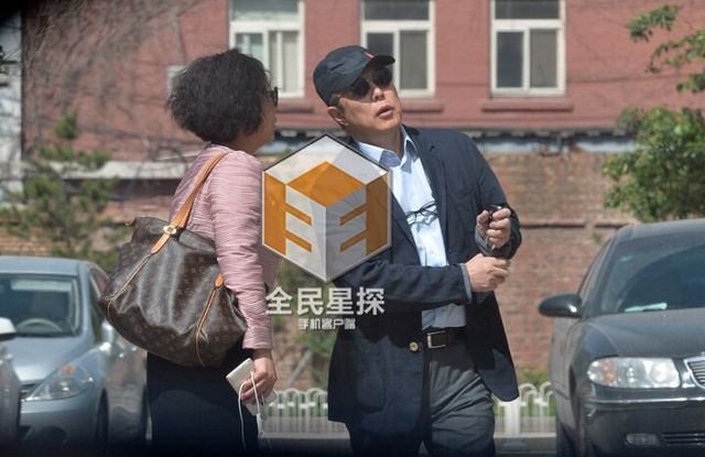 他轻松的与一名中年女士并肩走进研究所