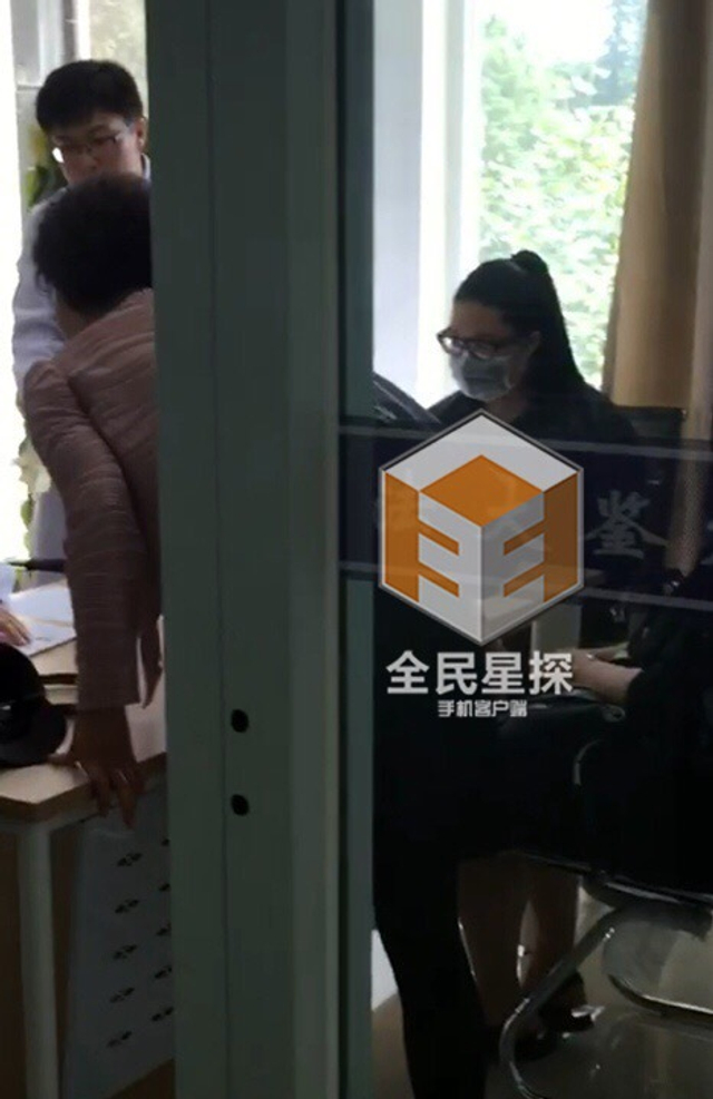 医生对那对母女进行询问