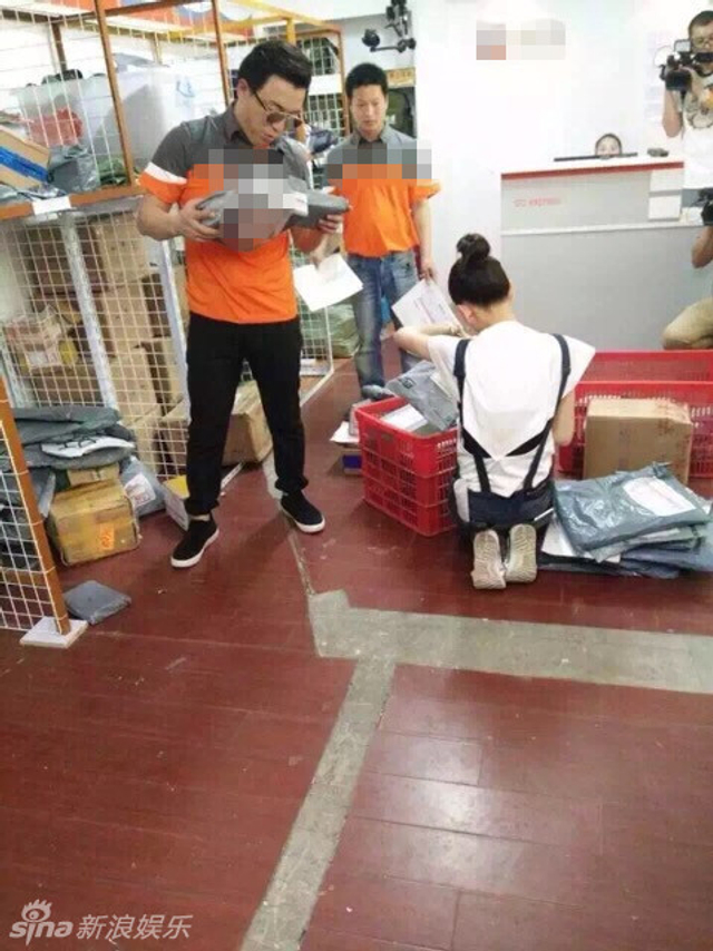 黄渤陈乔恩分拣快递包裹