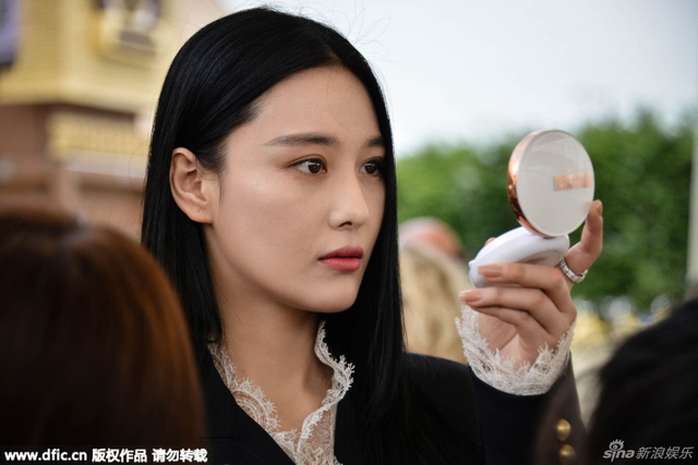 张馨予一扫情霾显干练 对镜贴花黄气色好