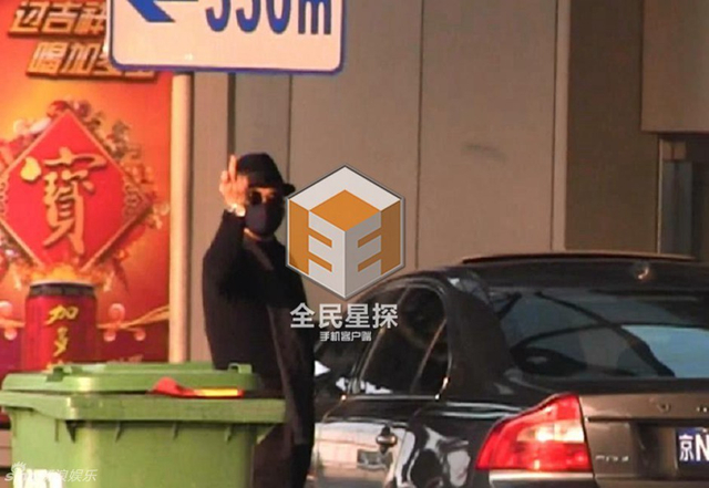 “皇阿玛”竖中指