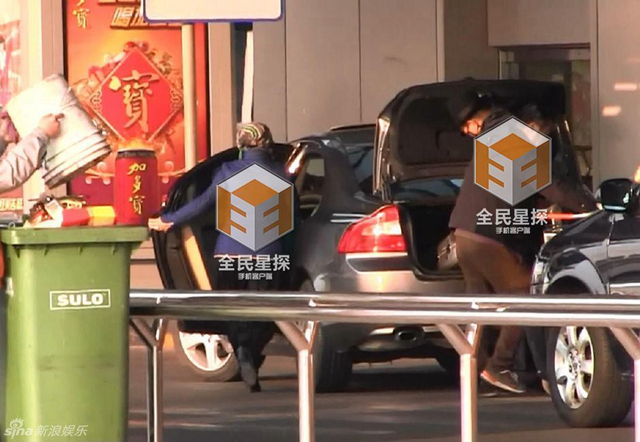 三人钻入街机车内