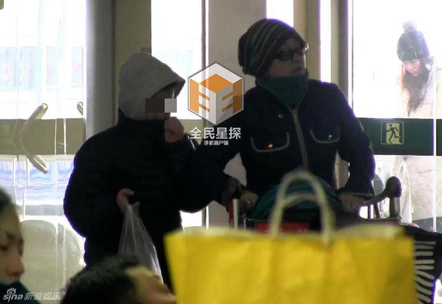 首都机场偶遇张铁林"一家三口"