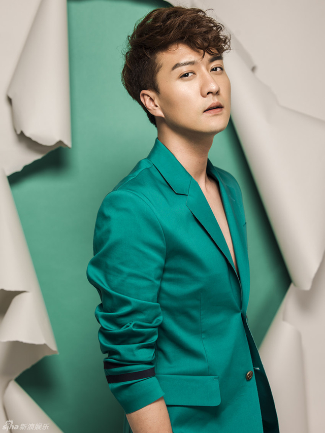 高仁曝光夏日写真 雕刻线条诠释硬朗男神_新浪图片