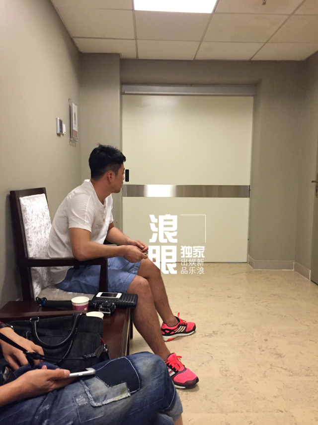 黄英老公曹帅在门外焦急等待